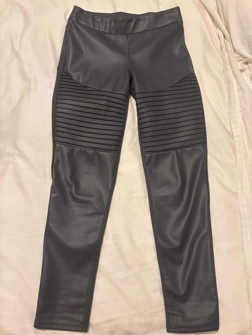 Fitted leggings with faux leather front with detailing and fabric back side